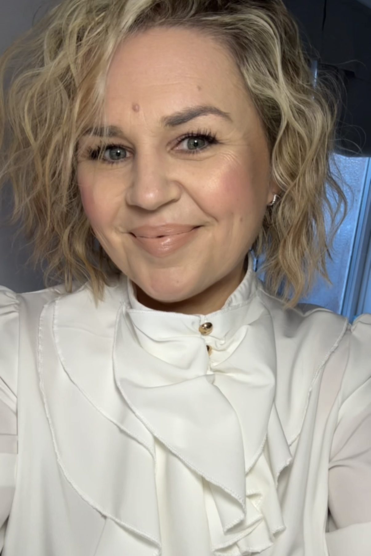 over 40 glamour wavy hair thin fine bob make up glam