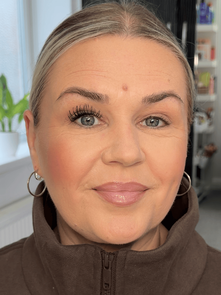 Wonderskin Power’full mascara on over 40 hooded eyes long lashes